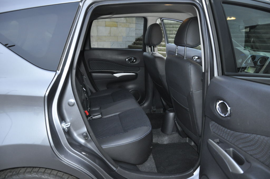 Seit Mitte 2013 ist die zweite Generation des Nissan Note auf dem Markt. Während die Grundform des Minivans ähnlich geblieben ist, hat die zweite Generation des Note dynamischer gezeichnete Scheinwerfer und Kühlergrill erhalten.