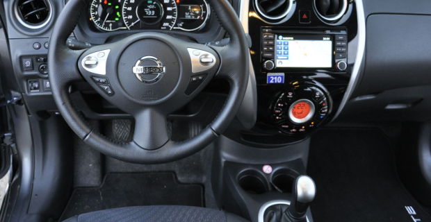 Seit Mitte 2013 ist die zweite Generation des Nissan Note auf dem Markt. Während die Grundform des Minivans ähnlich geblieben ist, hat die zweite Generation des Note dynamischer gezeichnete Scheinwerfer und Kühlergrill erhalten.