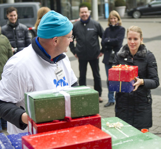 Daimler-Mitarbeiter packen Weihnachtsgeschenke für Kinder