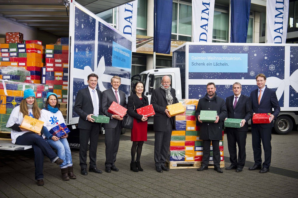 Daimler-Mitarbeiter packen Weihnachtsgeschenke für Kinder