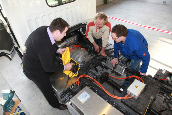 Sicherer Umgang mit Hochvolt-Technik im Auto