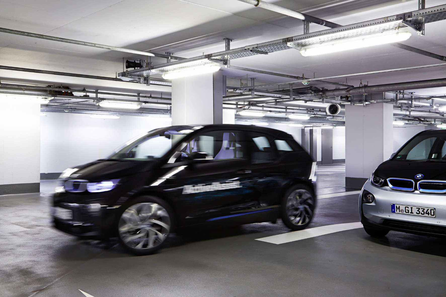 Düsseldorf - Wie von Geisterhand gesteuert findet dieser BMW i3 die Parklücke. Ein 