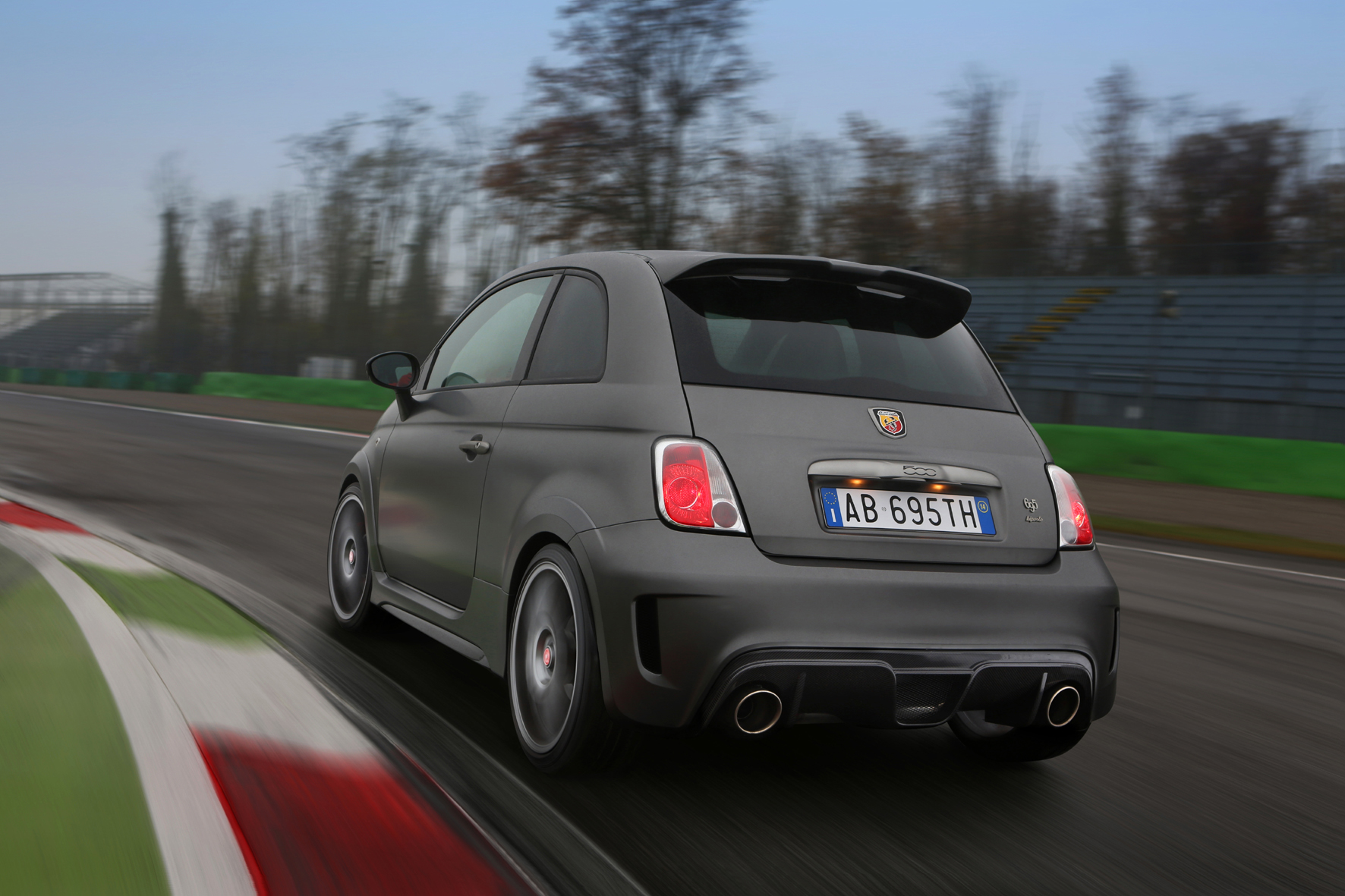 Italien - Kleinstwagen als Rennsemmel: Der Abarth 695 biposto ist die straßenzugelassene Variante des 695 Assetto Corse mit aufwendiger Rennsport-Technik.