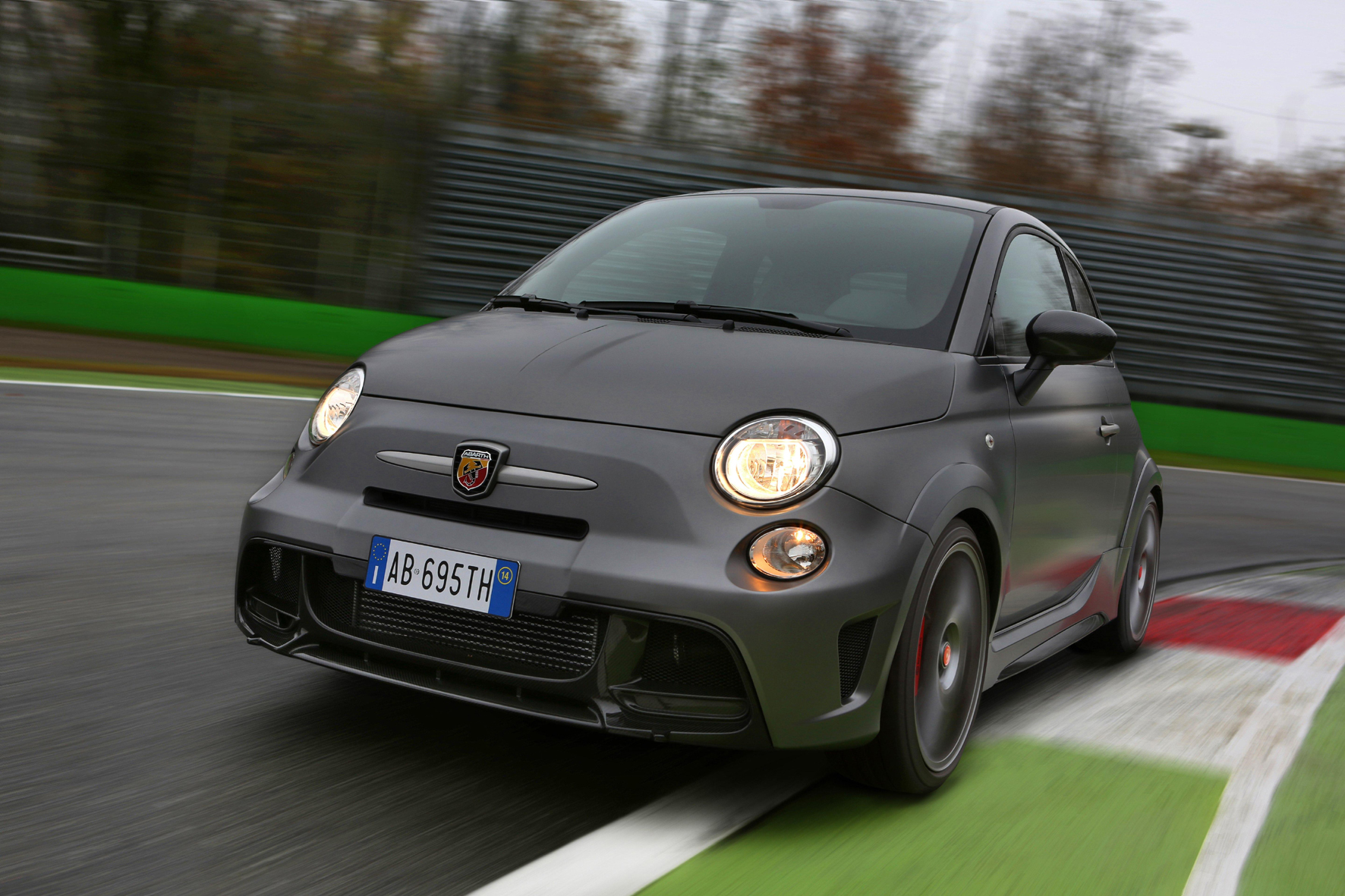 Italien - Kleinstwagen als Rennsemmel: Der Abarth 695 biposto ist die straßenzugelassene Variante des 695 Assetto Corse mit aufwendiger Rennsport-Technik.