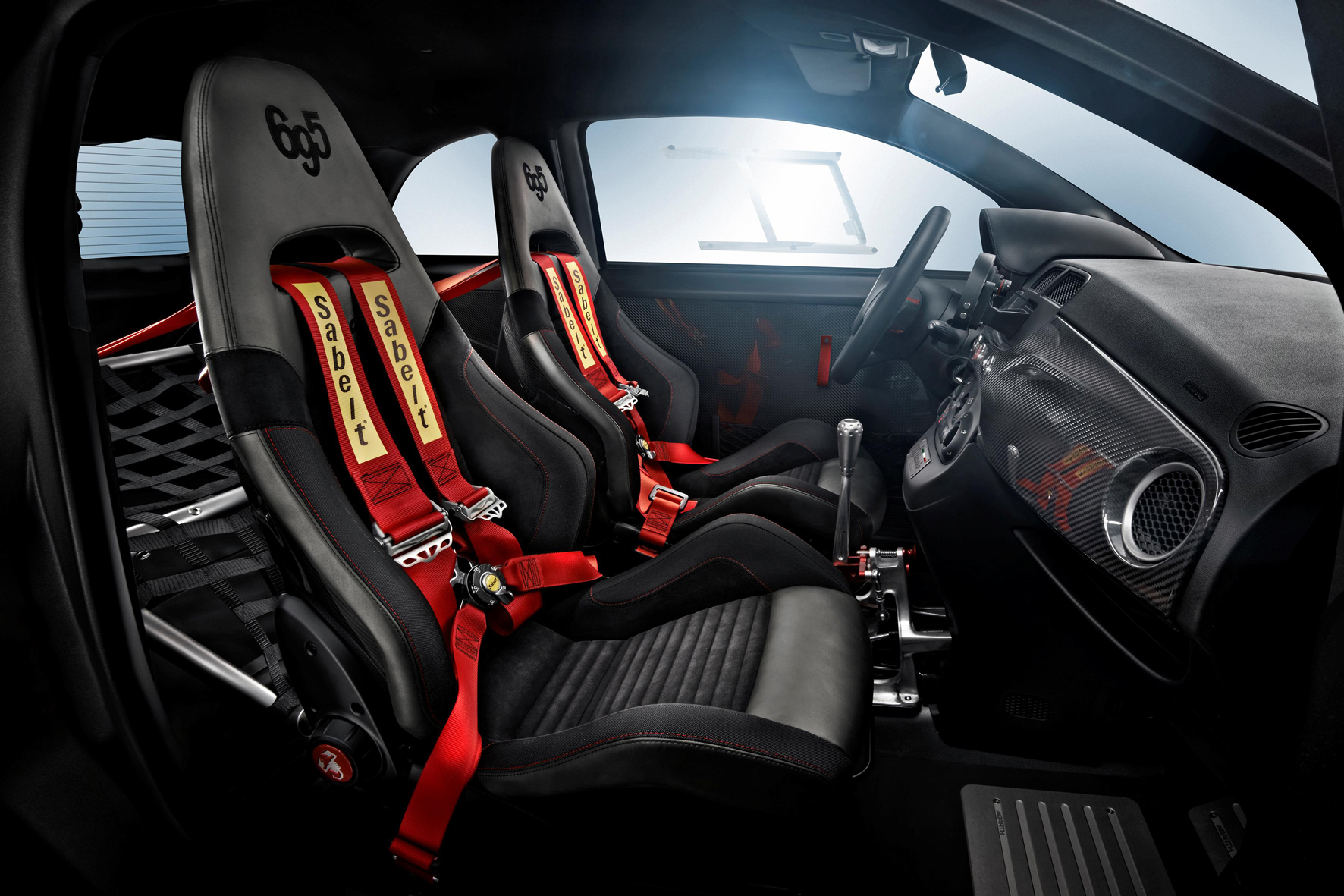 Italien - Kleinstwagen als Rennsemmel: Der Abarth 695 biposto ist die straßenzugelassene Variante des 695 Assetto Corse mit aufwendiger Rennsport-Technik.