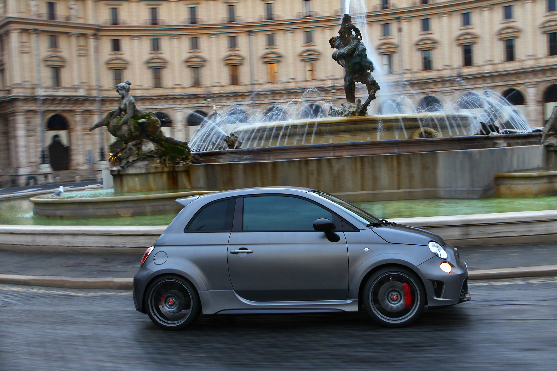 Italien - Kleinstwagen als Rennsemmel: Der Abarth 695 biposto ist die straßenzugelassene Variante des 695 Assetto Corse mit aufwendiger Rennsport-Technik.