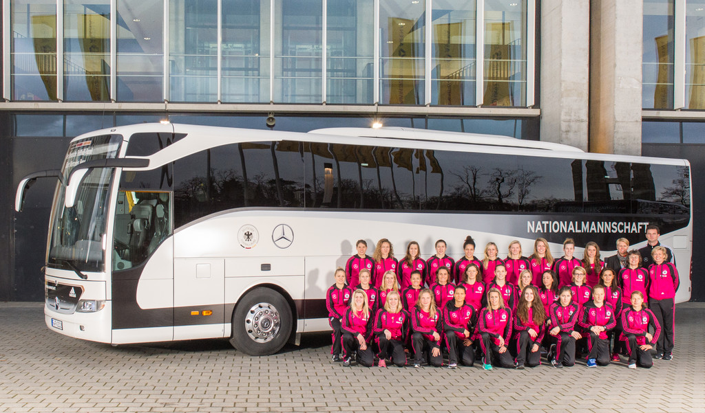Nationalspielerinnen bekommen Mercedes-Benz Tourismo