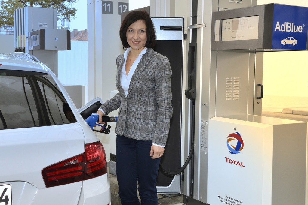 BMW und Total testen Adblue-Zapfsäulen