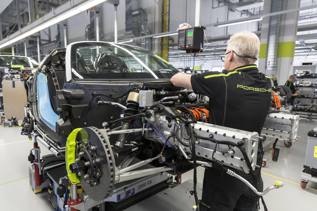Montage des Porsche 918 Spyder.