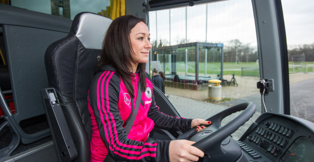 Nationalspielerinnen bekommen Mercedes-Benz Tourismo