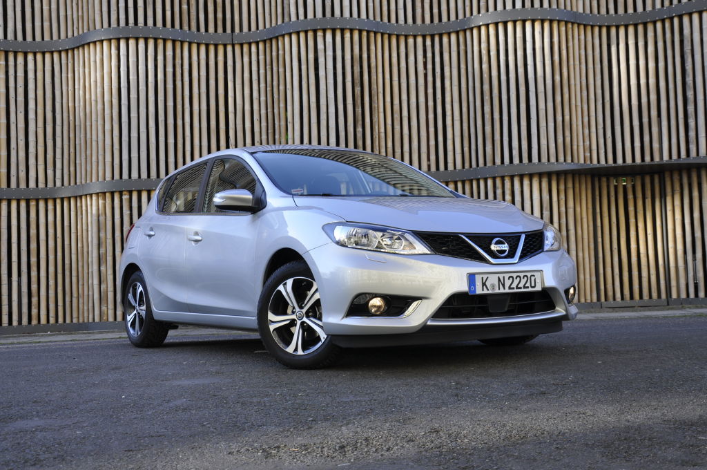 Hat sich Nissan in den letzten Jahren eher einen Namen mit SUVs und Sportwagen gemacht, treten die Japaner mit dem Nissan Pulsar nun auch wieder in der Kompaktklasse gegen VW Gold, Ford Focus und Co an. Optisch orientiert man sich zwar sichtlich am aktuellen Markengesicht …