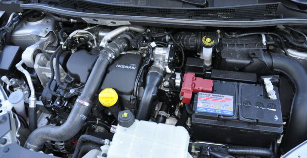 Gerade jweils einen Benziner und einen Diesel hat Nissan aktuell für den Pulsar im Angebot. Dem 1.2-Liter Turbobenziner wird in kürze noch ein 190-PS starker 1.6-Liter Turbo zur Seite gestellt. Der in die Jahre gekommen 1.5-Liter Diesel mit 110 PS bleibt wohl der einzige Selbstzünder. Der zeigt sich warm wie kalt ziemlich knurrig und ist auch im Innenraum deutlich zu hören.