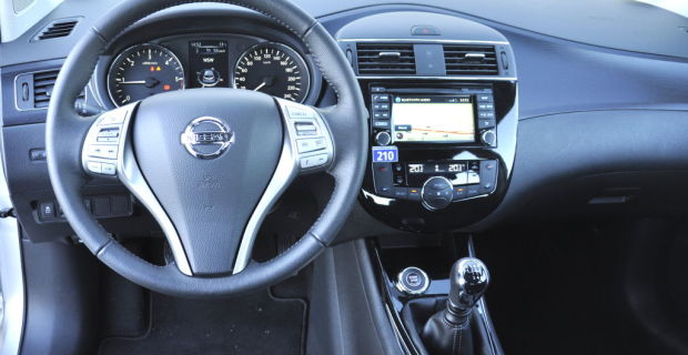 Das Cockpit des Nissan Pulsar ist ebenfalls nicht sonderlich spannend, dafür umso übersichtlicher und einfach zu bedienen. Alle Bereiche die potenziell angefasst werden fühlen sich sehr wertig an. Mit ein paar teuer aussehenden Chromapplikationen, womit etwa VW das Golf-Interieur optisch aufwertet, hätten jedoch gut getan.