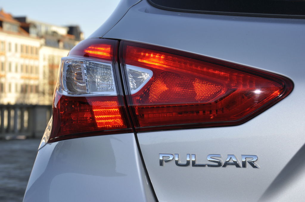 Ein Dynamiker ist der Nissan Pulsar mit 110 Diesel-PS trotz 260 Nm Drehmoment nicht unbedingt. Die Lenkung wirkt leicht synthetisch, das Fahrwerk ist eher auf Komfort ausgelegt. Dafür ist er dank erwähnt gutem Geradeauslauf ein sehr angenehmer Reisebegleiter.