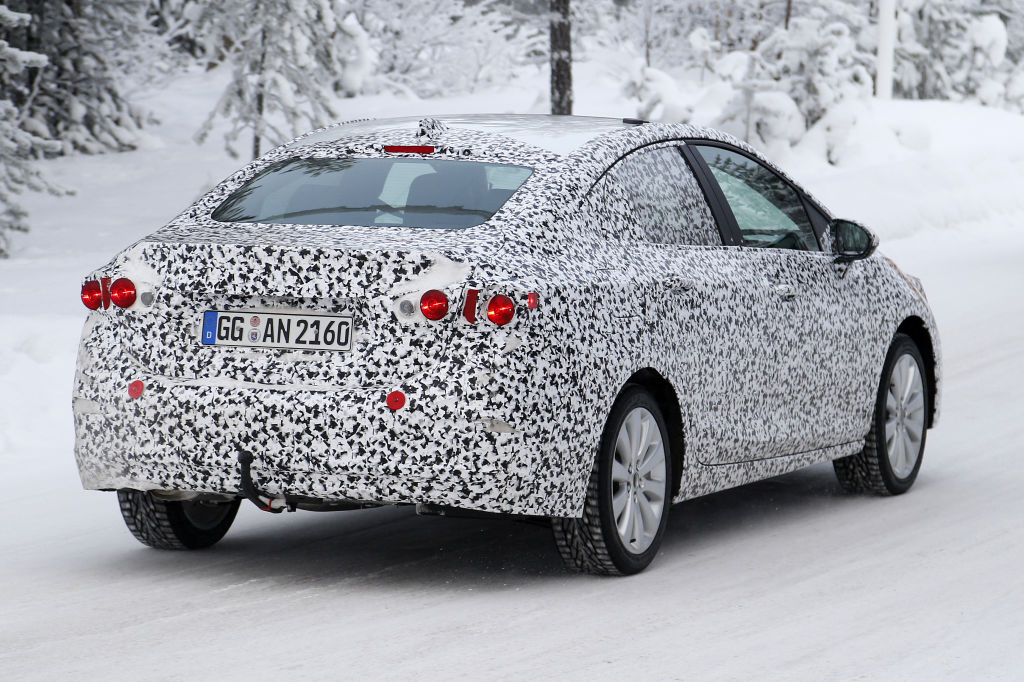 Erwischt: Erlkönig Chevrolet Cruze