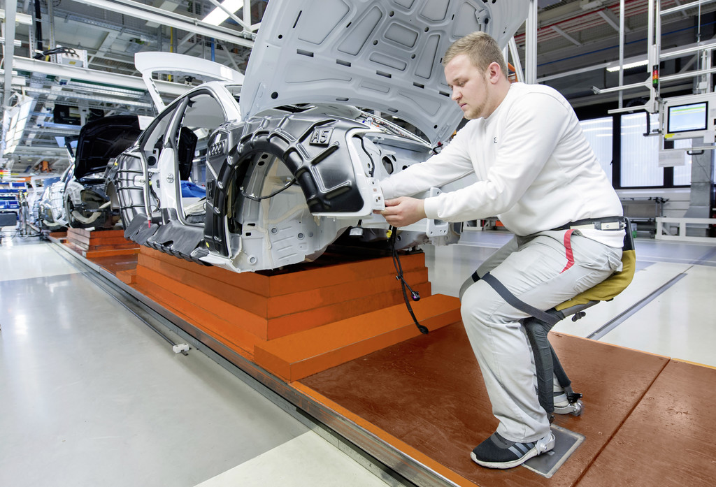 Bei Audi in der Montage: Sitzen ohne Stuhl
