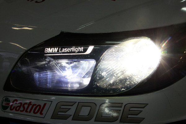 Laser-Licht beim Auto stellt alles in den Schatten