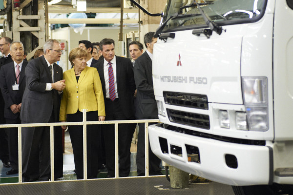 Merkel besucht Daimler Trucks in Japan