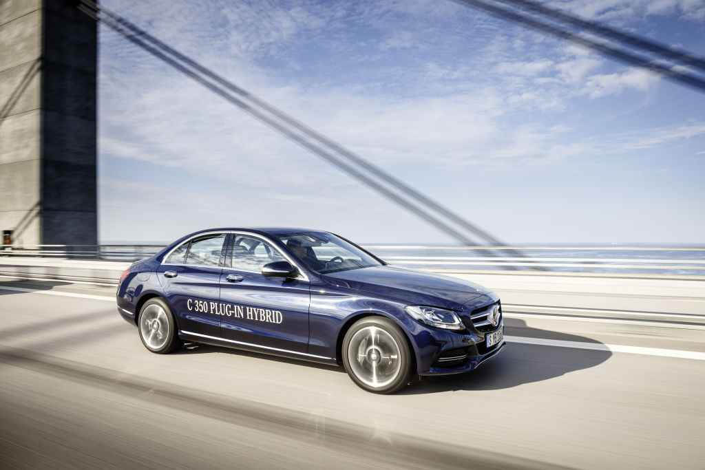 Die Basis im C 350 e bildet der 211 PS starke Zweiliter-Benziner aus dem C 250. Hinzu kommt die E-Maschine mit 82 PS. Sie sitzt ringförmig zwischen Motor und Getriebe. Zusammen erreichen beide Motoren eine sogenannte Systemleistung von 279 PS und ein mehr als bulliges Drehmoment von 600 Newtonmetern.