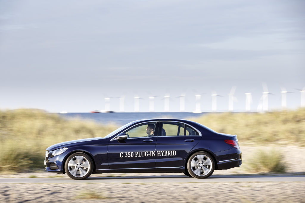 Doch auch mit leerer Batterie genehmigt sich der C 350 e nur 4,9 Liter. Der Alltag dürfte irgendwo dazwischen liegen. Zur guten Effizienz trägt auch die Rekuperation bei. So nennen Fachleute die Energierückgewinnung in Schubbetrieb und beim Bremsen.