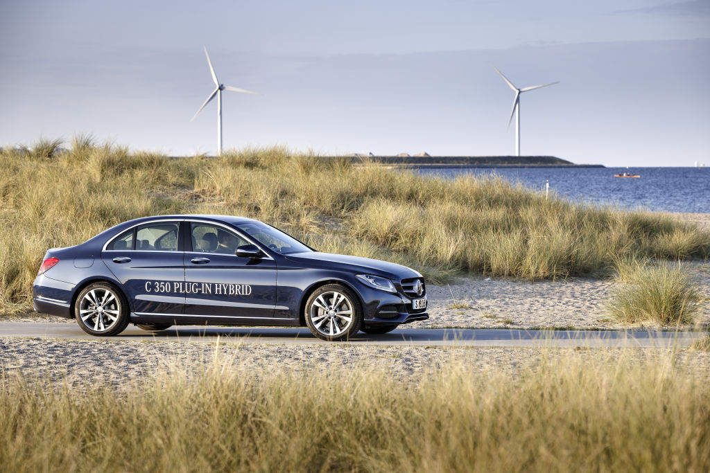 Nach der wenig praxisnahen EU-Messung (NEFZ) soll die C-Klasse auf 2,1 Liter pro 100 Kilometer kommen, weil in der komplizierten Rechenformel auch die 31 Kilometer elektrische Reichweite mit verwurstet werden.