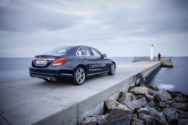 Zählt man alle Teile für den Plug-in-Antrieb zusammen, bringt der C 350 e gut 230 Kilogramm mehr auf die Waage. 
