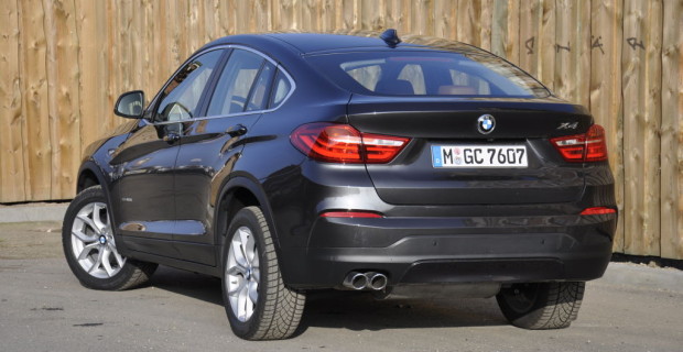 Wie schon beim größeren Vorbild, steht der X4 sofort in der Kritik, zu groß, zu schwer und unpraktisch zu sein. Andere sehen in ihm vor allem ein verdammt schönes Auto, das die sportliche Optik eines Coupés erfolgreich …