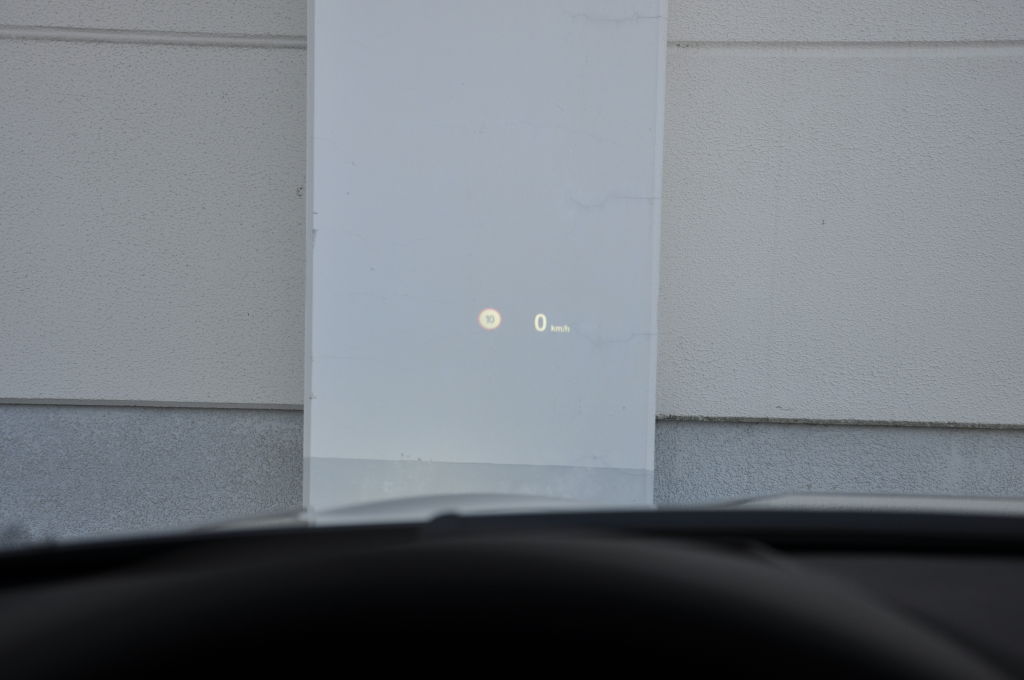 Ebenfalls im BMW X4 verfügbar: das farbige Head-up-Display. Durch eine speziell beschichtete Windschutzscheibe benötigt BMW keinen extra Spielgel, wie ihn etwa MINI, Mazda oder Peugeot benutzen. Zudem können mittlerweile mehrere Farben und Komplexe Grafiken, wie Spurangaben der Navigation direkt ins Sichtfeld des Fahrers projiziert werden.