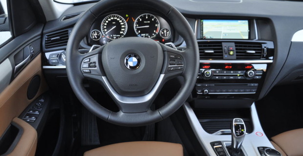 Generell entspricht die Ausstattung dem neusten Stand der Technik beim BMW. Der X4 xDrive30d kommt serienmäßig mit Sport-Automatic. Außerdem mit an Bord sind – natürlich gegen Aufpreis – der berührungsempfindliche iDrive-Controller und eine kleine Armee an Fahrassistenten, wie Spurhalte-, Spurwechsel- oder Notbremsassistenten.