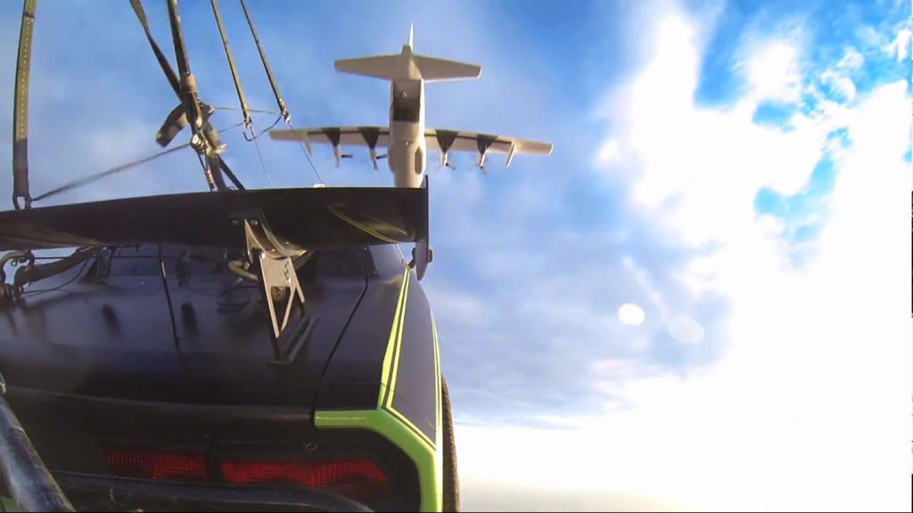 Auch in Fast & Furious 7 sind die meisten Stunts echt. Unter anderem wurde eine Reihe Autos aus einem fliegenden Flugzeug geschmissen.