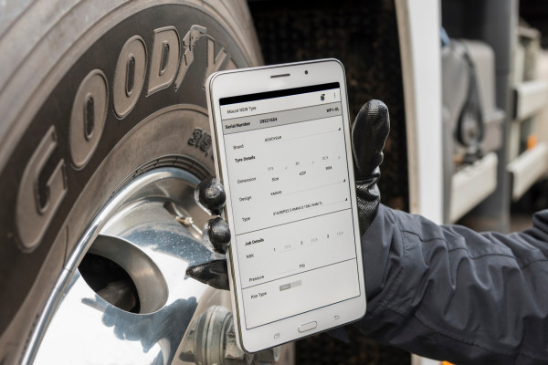 Eine App macht Lkw-Reifen wieder flott