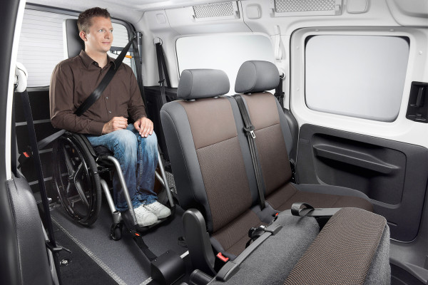 Altenpflege 2015: Mit dem Rollstuhl in den VW Caddy