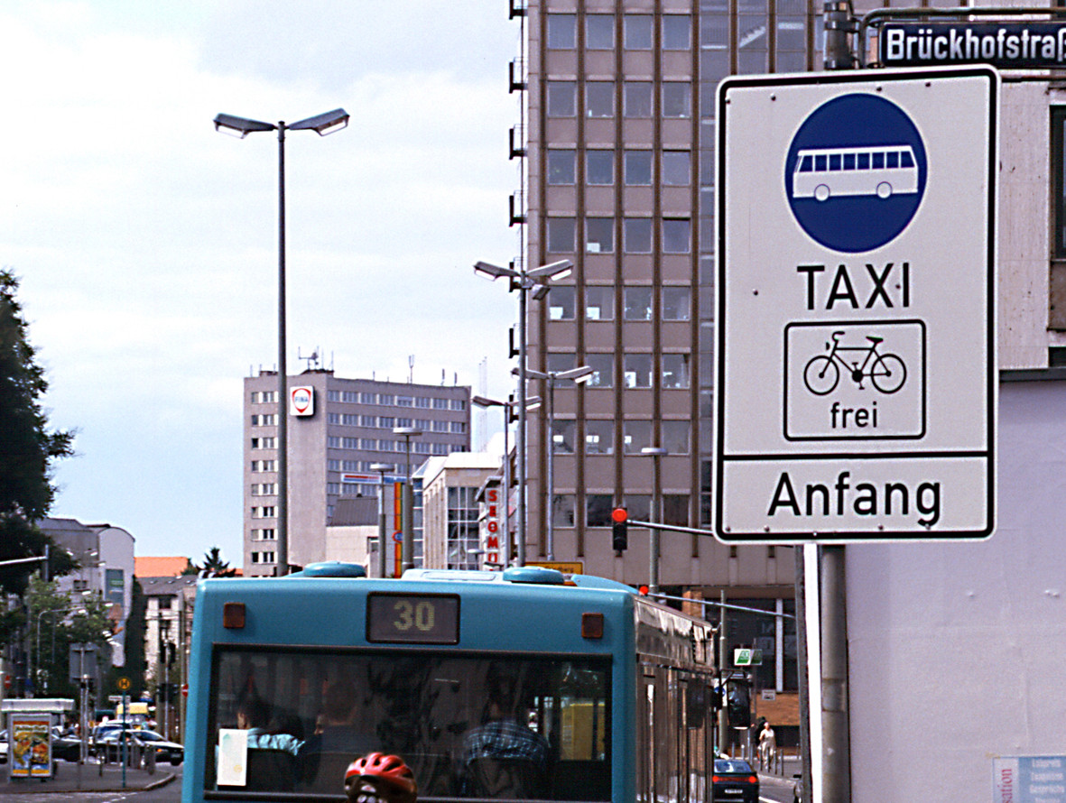 Sollen Elektroautos auf die Busspur?