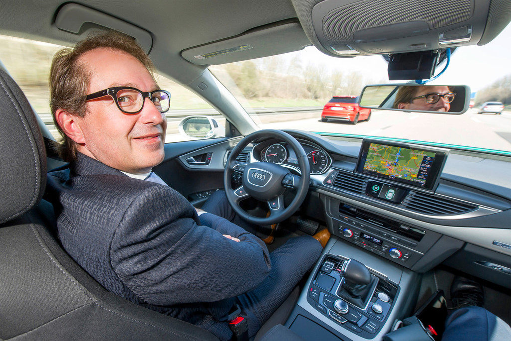 Bundesverkehrsminister Dobrindt testet pilotiert fahrenden Audi