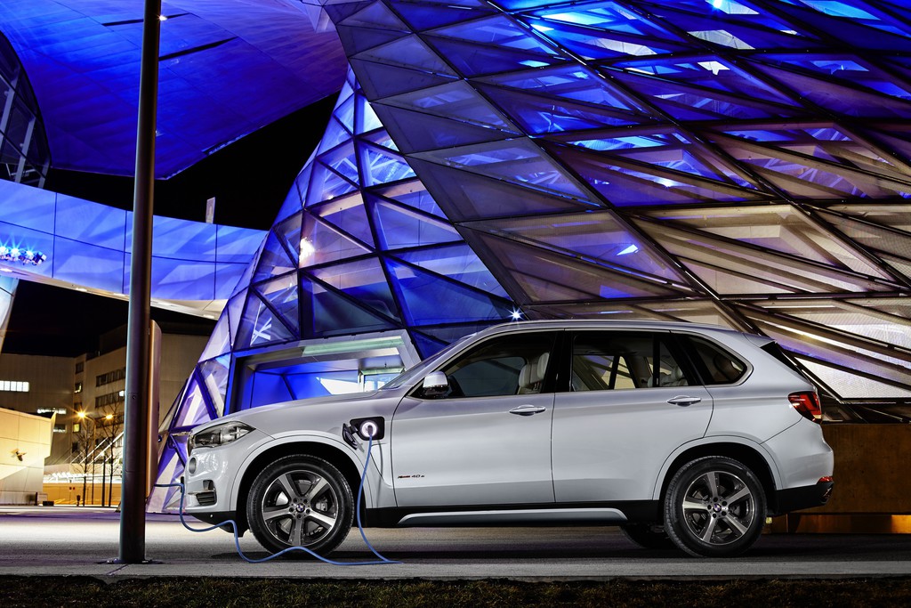 Shanghai 2015: BMW feiert X5 xDrive40e-Weltpremiere