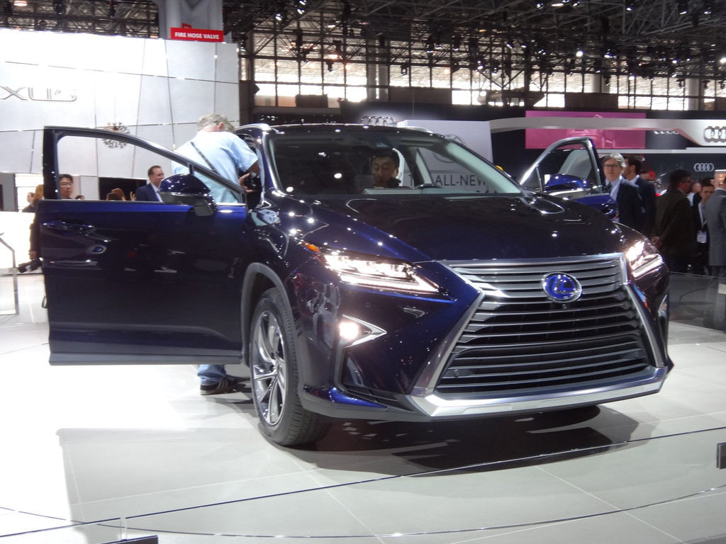New York 2015: Lexus RX 450 h fährt leise vor