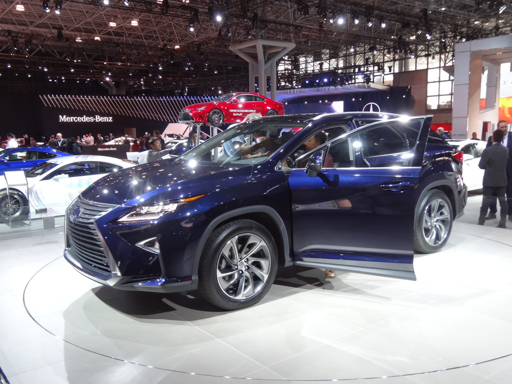 New York 2015: Lexus RX 450 h fährt leise vor