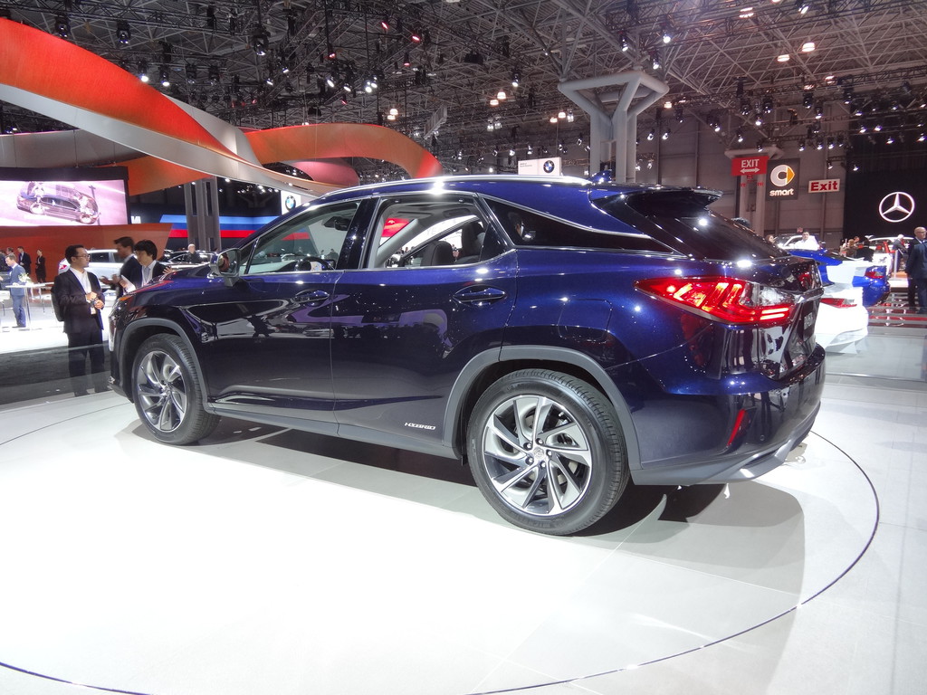 New York 2015: Lexus RX 450 h fährt leise vor