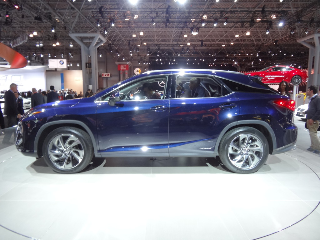 New York 2015: Lexus RX 450 h fährt leise vor