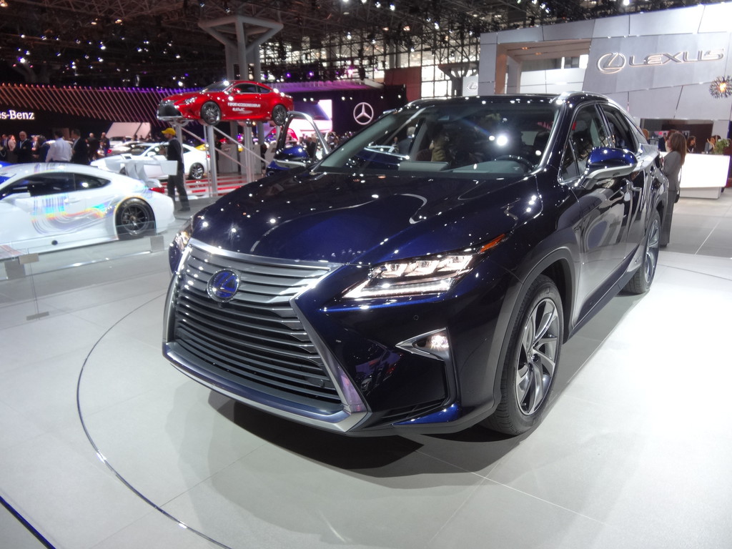 New York 2015: Lexus RX 450 h fährt leise vor