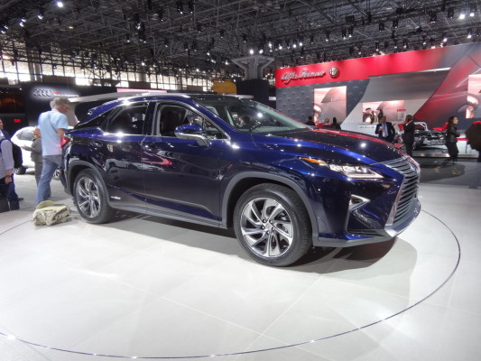 New York 2015: Lexus RX 450 h fährt leise vor