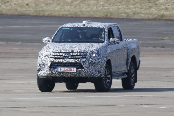 Erwischt: Erlkönig Toyota Hilux – Der Pickup beim Bremstest