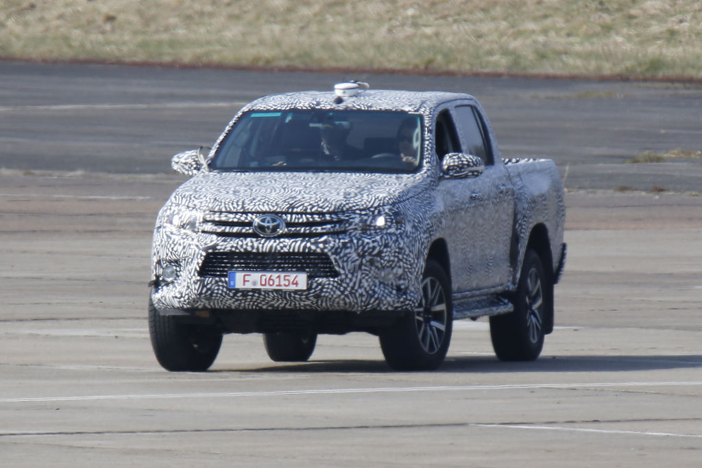 Erwischt: Erlkönig Toyota Hilux – Der Pickup beim Bremstest
