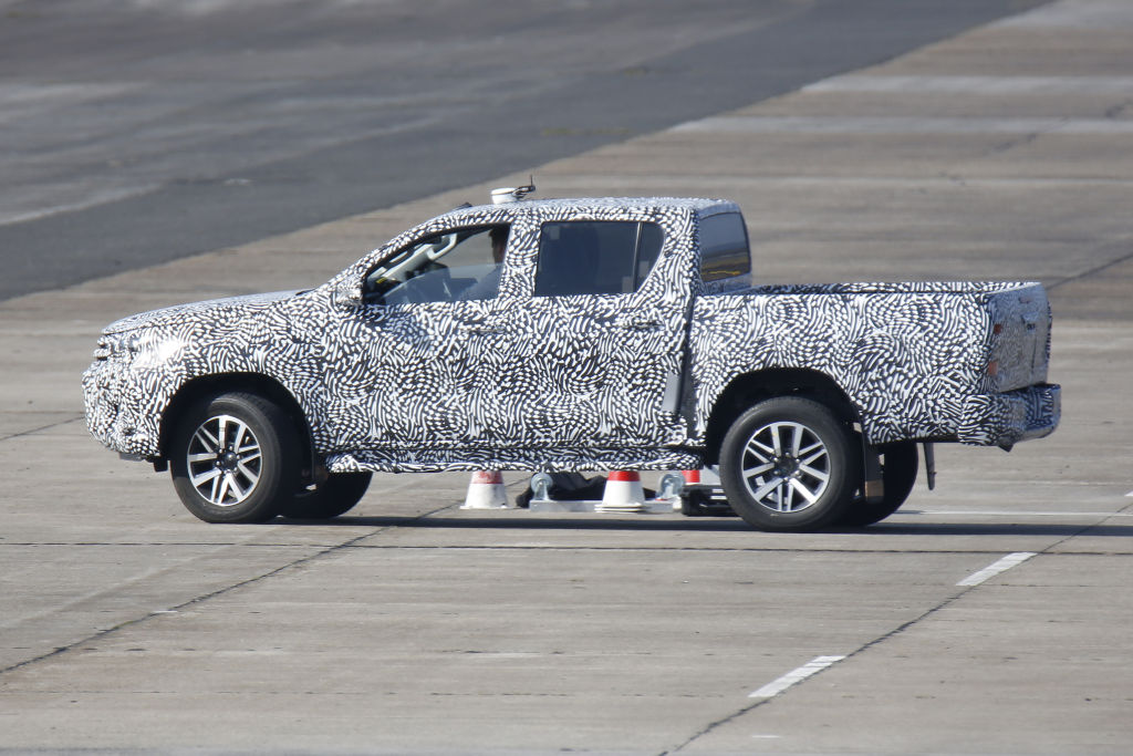 Erwischt: Erlkönig Toyota Hilux – Der Pickup beim Bremstest
