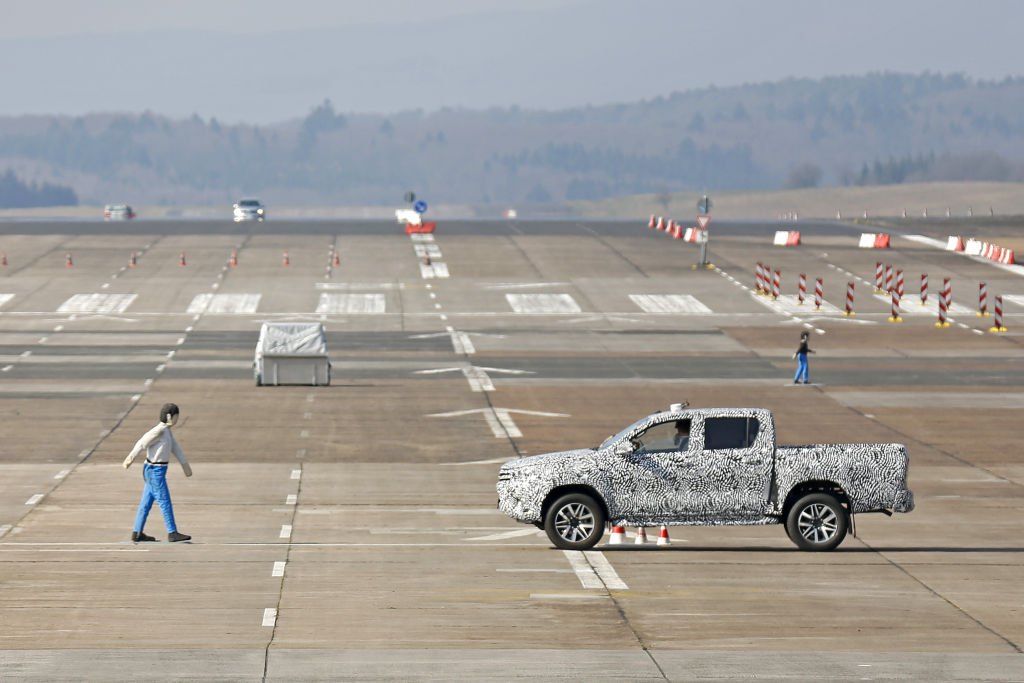 Erwischt: Erlkönig Toyota Hilux – Der Pickup beim Bremstest