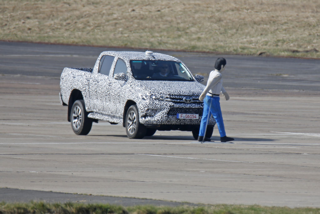 Erwischt: Erlkönig Toyota Hilux – Der Pickup beim Bremstest