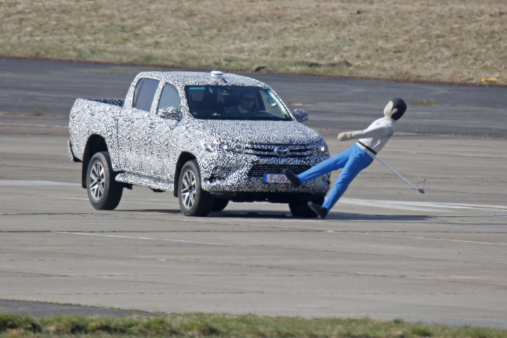 Erwischt: Erlkönig Toyota Hilux – Der Pickup beim Bremstest