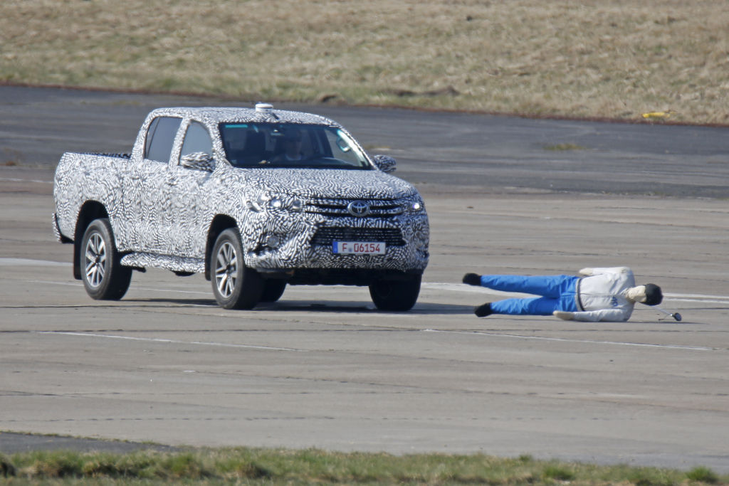 Erwischt: Erlkönig Toyota Hilux – Der Pickup beim Bremstest