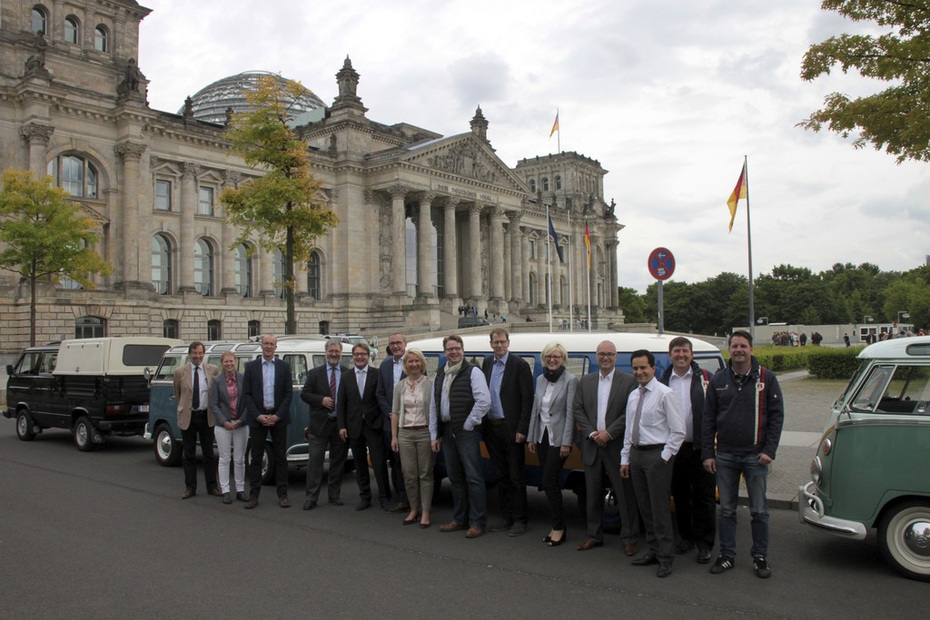 Für das automobile Kulturgut: Bundestagsabgeordnete auf Bulli-Exkursion