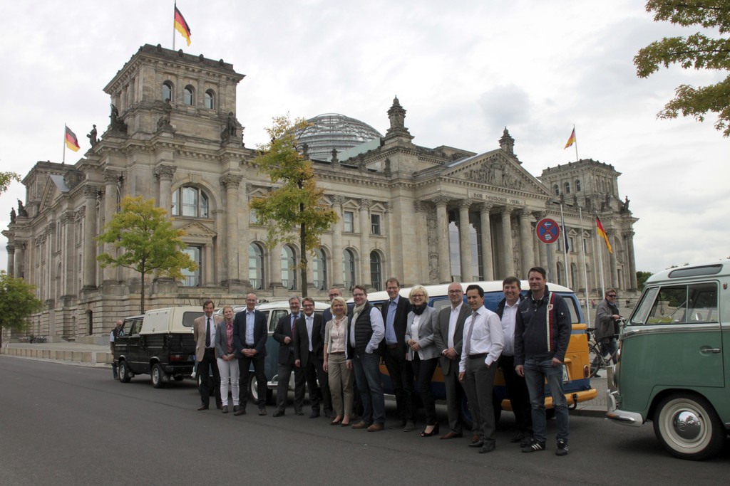 Für das automobile Kulturgut: Bundestagsabgeordnete auf Bulli-Exkursion